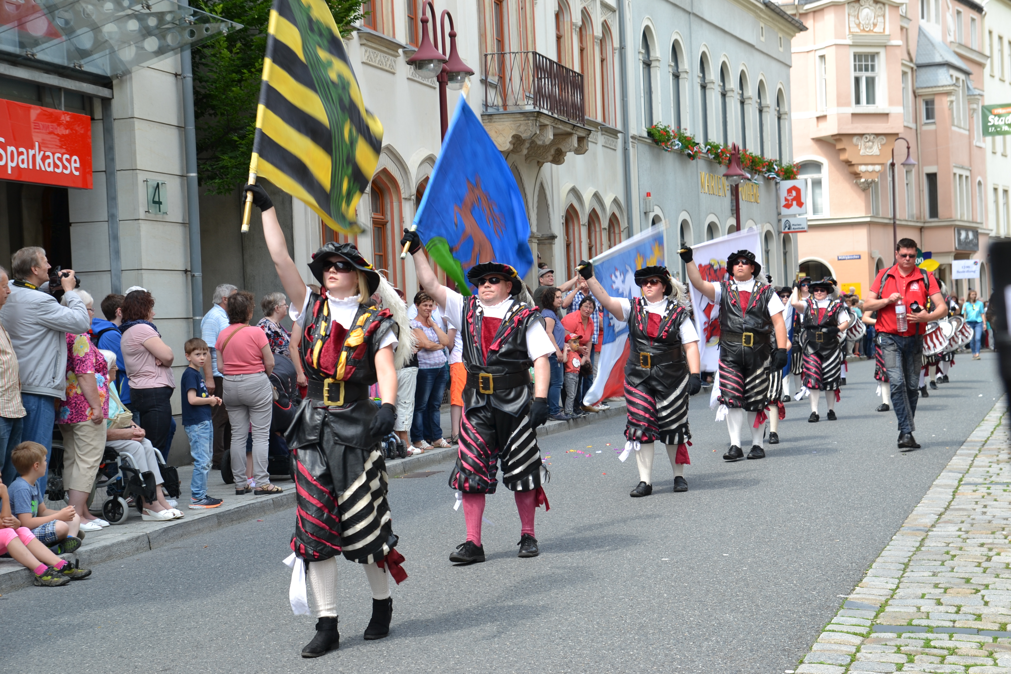 Fahnenschwinger beim Festumzug des Stadtfestes 2016
