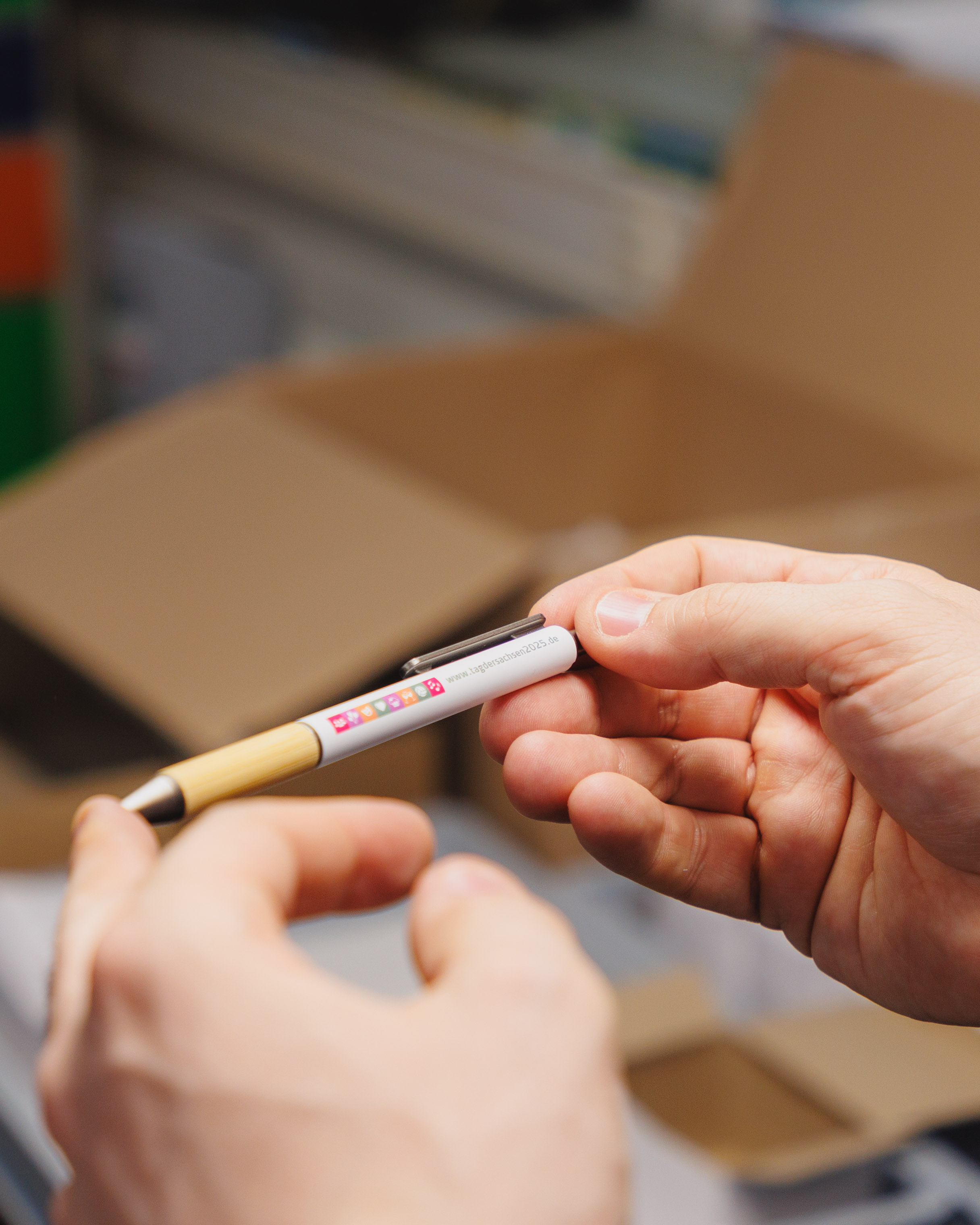 Kugelschreiber werden in einem Sebnitzer Unternehmen bedruckt